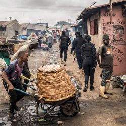 Agentes de la Unidad de Intervención Policial y Lucha contra el Crimen patrullan durante un operativo contra el crimen en Tanji, Gambia. | Foto:MUHAMADOU BITTAYE / AFP