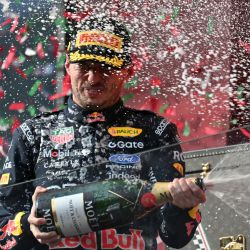 El piloto holandés de Red Bull Racing, Max Verstappen, que quedó en segundo lugar, celebra con champán en el podio tras el Gran Premio de Hungría de Fórmula 1 en el circuito de Hungaroring en Mogyorod, cerca de Budapest, Hungría. | Foto:ANDREJ ISAKOVIC / AFP