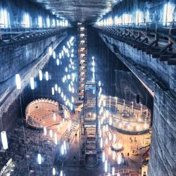 Imagen de una vista de una mina de sal en desuso, en Turda, Rumanía. Mientras una nueva ola de calor azota Europa, la mina de sal en desuso de Turda se ha convertido en un retiro popular para los visitantes que buscan escapar del calor del verano. | Foto:Xinhua/Yao Yulin