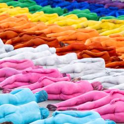Los participantes posan desnudos y con el cuerpo pintado mientras el fotógrafo estadounidense Spencer Tunick toma fotografías de su acción artística colectiva "Grand Spectrum" en la plaza de Santa Ana, en el distrito de Vegueta de Las Palmas de Gran Canaria, España. | Foto:DAVID DELFOUR / AFP