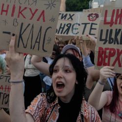 Manifestantes portan pancartas y corean consignas durante una protesta contra la decisión del presidente de Ucrania de destituir al ministro de Defensa, en Kiev, en medio de la invasión rusa de Ucrania. Grandes protestas estallaron en varias ciudades ucranianas contra la destitución del popular ministro de Defensa, Fedorov, quien había sido nombrado seis meses antes para digitalizar y modernizar un ejército agotado tras cuatro años de lucha contra la invasión rusa. | Foto:TETIANA DZHAFAROVA / AFP