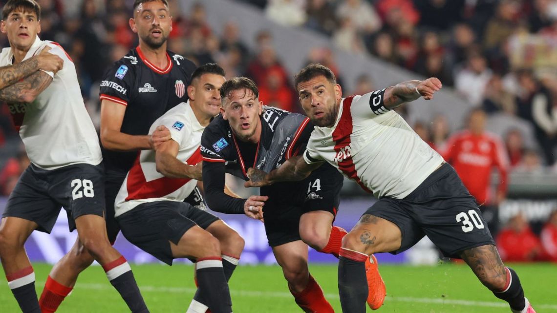 Nicolás Otamendi explodiu após queda do River contra o Barracas: “Foram dois pênaltis, vocês deveriam ter me cobrado um”