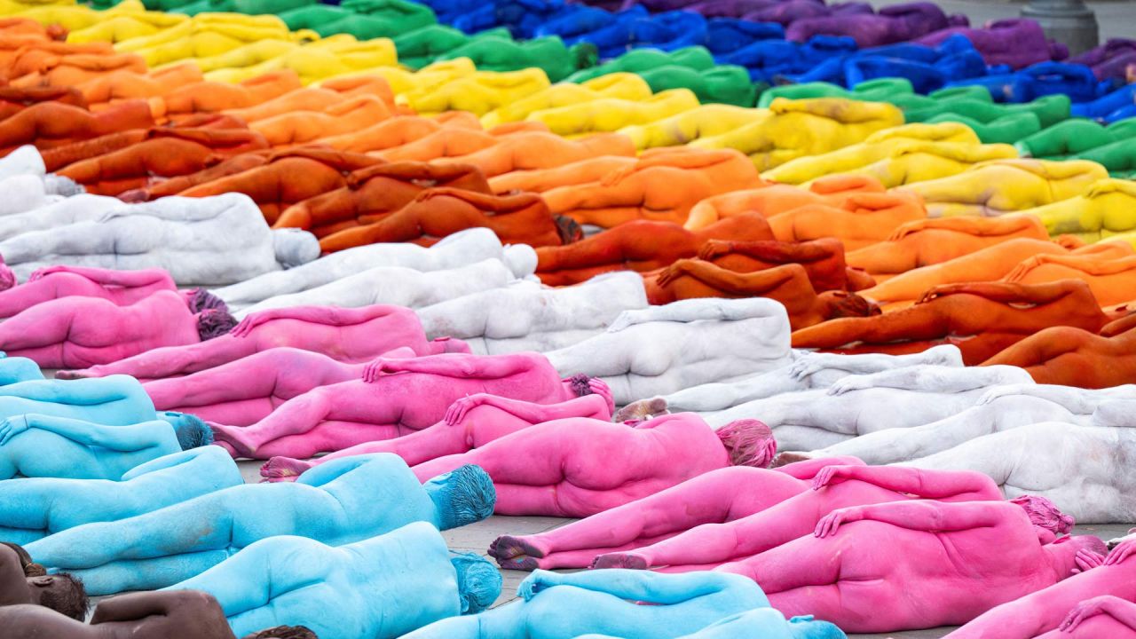 Los participantes posan desnudos y con el cuerpo pintado mientras el fotógrafo estadounidense Spencer Tunick toma fotografías de su acción artística colectiva "Grand Spectrum" en la plaza de Santa Ana, en el distrito de Vegueta de Las Palmas de Gran Canaria, España. | Foto:DAVID DELFOUR / AFP