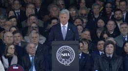 Nicolás Pino, hablando en la Sociedad Rural, con Milei sentado esperando su turno.