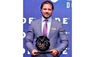 Daniel Vorcaro, el detenido fundador del Banco Master, en ocasión de recibir un premio.