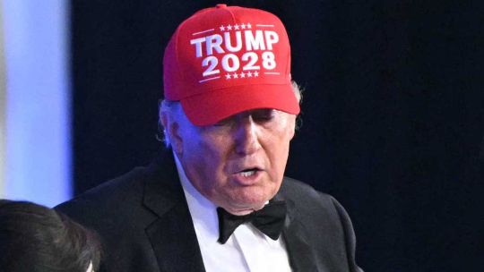 Con bromas y críticas, Trump volvió a la cena de los corresponsales