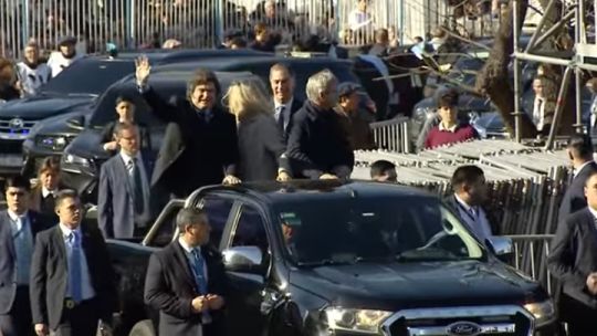 Milei llegando a la Rural, junto a su hermana Karina, el ministro Caputo y Santilli.