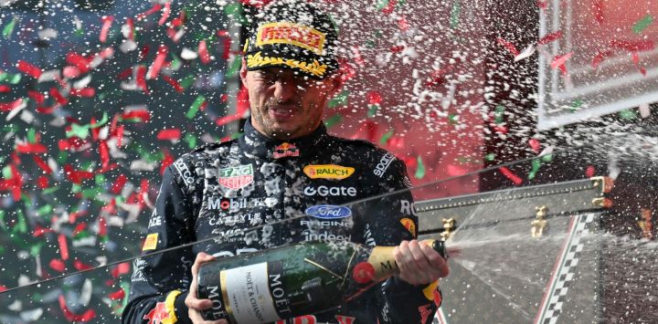 El piloto holandés de Red Bull Racing, Max Verstappen, que quedó en segundo lugar, celebra con champán en el podio tras el Gran Premio de Hungría de Fórmula 1 en el circuito de Hungaroring en Mogyorod, cerca de Budapest, Hungría.