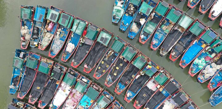 Imagen tomada con un dron de botes pesqueros refugiándose del tifón en un puerto, en la Zona de Cooperación Especial de Shenzhen-Shanwei, en la provincia de Guangdong, en el sur de China.