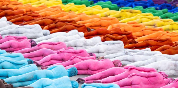 Los participantes posan desnudos y con el cuerpo pintado mientras el fotógrafo estadounidense Spencer Tunick toma fotografías de su acción artística colectiva "Grand Spectrum" en la plaza de Santa Ana, en el distrito de Vegueta de Las Palmas de Gran Canaria, España.