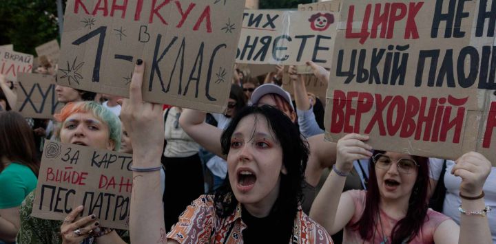Manifestantes portan pancartas y corean consignas durante una protesta contra la decisión del presidente de Ucrania de destituir al ministro de Defensa, en Kiev, en medio de la invasión rusa de Ucrania. Grandes protestas estallaron en varias ciudades ucranianas contra la destitución del popular ministro de Defensa, Fedorov, quien había sido nombrado seis meses antes para digitalizar y modernizar un ejército agotado tras cuatro años de lucha contra la invasión rusa.