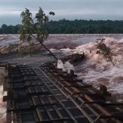 El acceso a la Garganta del Diablo fue suspendido el pasado 23 de julio, tanto del lado argentino como del brasileño de las Cataratas del Iguazú por la gran crecida del río Iguazú.