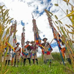 Agricultores portan atuendos tradicionales mientras rezan por una cosecha abundante junto a un campo de cultivo durante el Festival Ongkor, en la comunidad Tashi Chodan, en Shannan, en la región autónoma de Xizang, en el suroeste de China. | Foto:Xinhua/Jigme Dorje