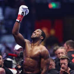 El boxeador británico Anthony Joshua celebra su victoria sobre el albanés Kristian Prenga en su combate de peso pesado en el Jeddah Superdome, en Yeda. El dos veces campeón mundial de peso pesado, Anthony Joshua, sobrevivió a dos caídas tempranas antes de noquear a Kristian Prenga en el segundo asalto. Su regreso triunfal al ring allanó el camino para un esperado combate entre británicos contra Tyson Fury. | Foto:AFP
