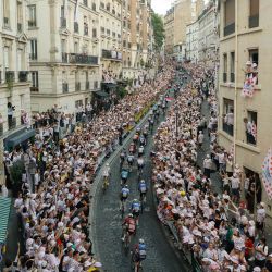 El pelotón de ciclistas asciende por la Rue Lepic en la subida a la Butte de Montmartre durante la 21ª etapa de la 113ª edición del Tour de Francia, una carrera ciclista de 88,7 km con salida y llegada en París. | Foto:GEOFFROY VAN DER HASSELT / AFP