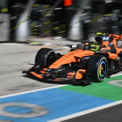 El piloto británico de McLaren, Lando Norris, pasa por boxes durante el Gran Premio de Hungría de Fórmula 1 en el circuito de Hungaroring en Mogyorod, cerca de Budapest, Hungría. | Foto:ANDREJ ISAKOVIC / POOL / AFP
