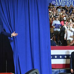 El presidente estadounidense Donald Trump llega para dar un discurso en la escuela secundaria Wheeler en Marietta, Georgia. | Foto:SAUL LOEB / AFP