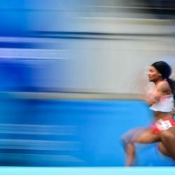 La canadiense Gabrielle Cole (derecha) y la fiyiana Heleina Valetta Young (izquierda) compiten en la quinta serie de los 100 metros femeninos durante la prueba de atletismo celebrada en el estadio Scotstoun de Glasgow, en el cuarto día de los Juegos de la Commonwealth en Glasgow, Escocia. | Foto:Ben Stansall / AFP