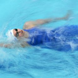 La escocesa Evi Mackie compite en las eliminatorias de 50 metros espalda femenino en la prueba de natación celebrada en el Centro Internacional de Natación Tollcross de Glasgow, en el cuarto día de los Juegos de la Commonwealth en Glasgow, Escocia. | Foto:OLI SCARFF / AFP