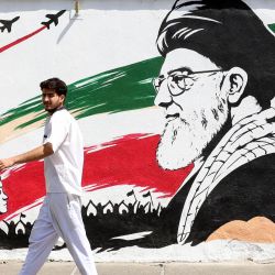 Un hombre pasa junto a un mural que representa al difunto líder supremo iraní, el ayatolá Ali Khamenei, en Teherán. | Foto:AFP