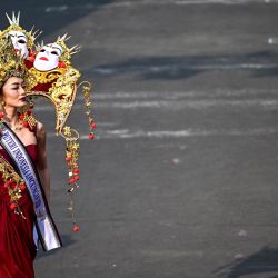 Una artista indonesia vestida con un traje inspirado en HEAL (Humanidad, Tierra y Vida) participa en un desfile durante el Carnaval de la Moda de Jember en Jember, isla de Java Oriental. | Foto:JUNI KRISWANTO / AFP