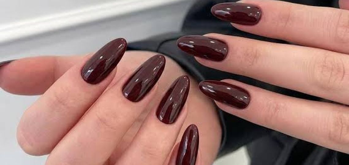 Manicura espresso: el marrón que reemplaza al negro este invierno