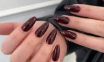 Manicura espresso: el marrón que reemplaza al negro este invierno