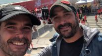 Nicolás Cabré junto a su hermano Duilio