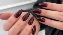 Manicura espresso: el marrón que reemplaza al negro este invierno