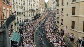 El pelotón de ciclistas asciende por la Rue Lepic en la subida a la Butte de Montmartre durante la 21ª etapa de la 113ª edición del Tour de Francia, una carrera ciclista de 88,7 km con salida y llegada en París.