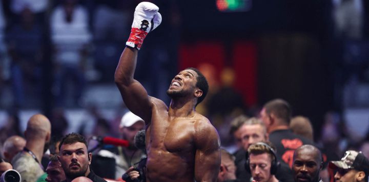 El boxeador británico Anthony Joshua celebra su victoria sobre el albanés Kristian Prenga en su combate de peso pesado en el Jeddah Superdome, en Yeda. El dos veces campeón mundial de peso pesado, Anthony Joshua, sobrevivió a dos caídas tempranas antes de noquear a Kristian Prenga en el segundo asalto. Su regreso triunfal al ring allanó el camino para un esperado combate entre británicos contra Tyson Fury.
