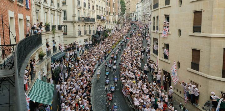 El pelotón de ciclistas asciende por la Rue Lepic en la subida a la Butte de Montmartre durante la 21ª etapa de la 113ª edición del Tour de Francia, una carrera ciclista de 88,7 km con salida y llegada en París.