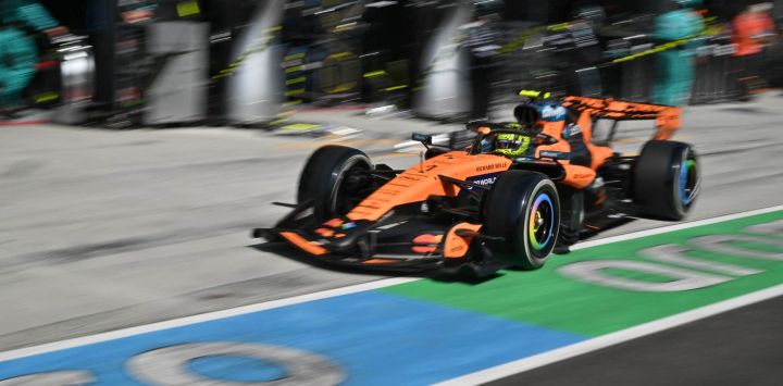 El piloto británico de McLaren, Lando Norris, pasa por boxes durante el Gran Premio de Hungría de Fórmula 1 en el circuito de Hungaroring en Mogyorod, cerca de Budapest, Hungría.