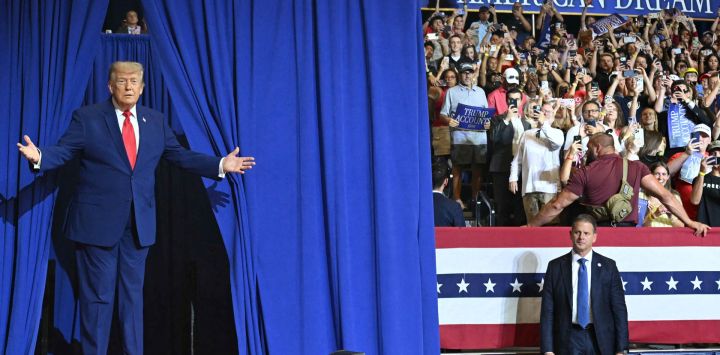 El presidente estadounidense Donald Trump llega para dar un discurso en la escuela secundaria Wheeler en Marietta, Georgia.