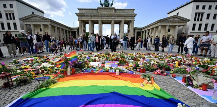 En Berlín, dos días después del atentado con un coche que dejó un muerto y 29 heridos cerca del desfile del Día de Christopher Street (CSD), la policía alemana anunció que había abatido al principal sospechoso del ataque islamista perpetrado la noche anterior cerca del desfile del Orgullo de Berlín, el último atentado con coche que ha sacudido el país.