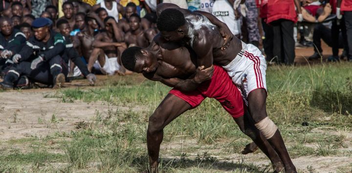 Jóvenes compiten en el ritual de lucha Evala en la localidad de Lama-Feing, en la región de Kara, al norte de Togo. Tras una ceremonia en el bosque de las alturas de Lama-Feing, una aldea del norte de Togo, una treintena de jóvenes con el torso desnudo caminan con paso firme por los senderos, entonando cánticos de guerra: están a punto de participar en los tradicionales combates de lucha iniciáticos, el "Evala", que marcan el paso a la edad adulta.