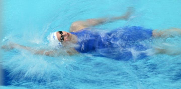 La escocesa Evi Mackie compite en las eliminatorias de 50 metros espalda femenino en la prueba de natación celebrada en el Centro Internacional de Natación Tollcross de Glasgow, en el cuarto día de los Juegos de la Commonwealth en Glasgow, Escocia.
