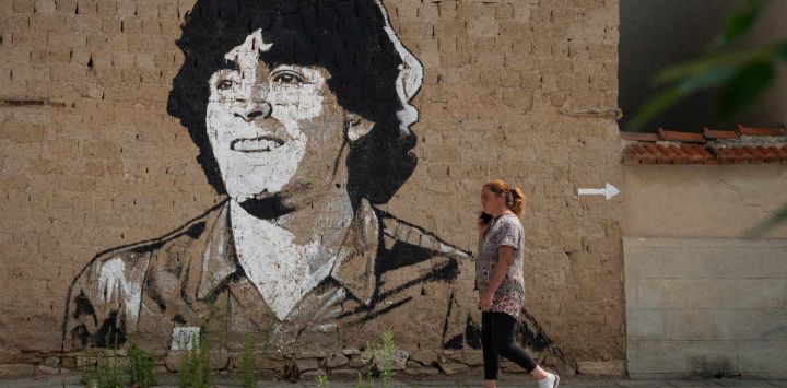 Un residente local camina junto a un mural que representa al futbolista argentino Diego Maradona en el pueblo de Staro Zhelezare. Desde 2015, estudiantes polacos se reúnen cada verano en el pueblo búlgaro de Staro Zhelezare para pintar grafitis en las paredes de las casas de sus apenas 400 habitantes. Los temas de las pinturas suelen estar relacionados con la actualidad política mundial.