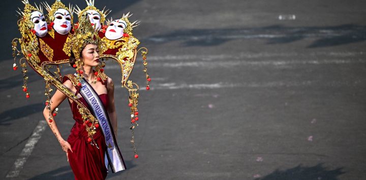 Una artista indonesia vestida con un traje inspirado en HEAL (Humanidad, Tierra y Vida) participa en un desfile durante el Carnaval de la Moda de Jember en Jember, isla de Java Oriental.