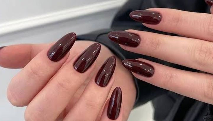 Manicura espresso: el marrón que reemplaza al negro este invierno