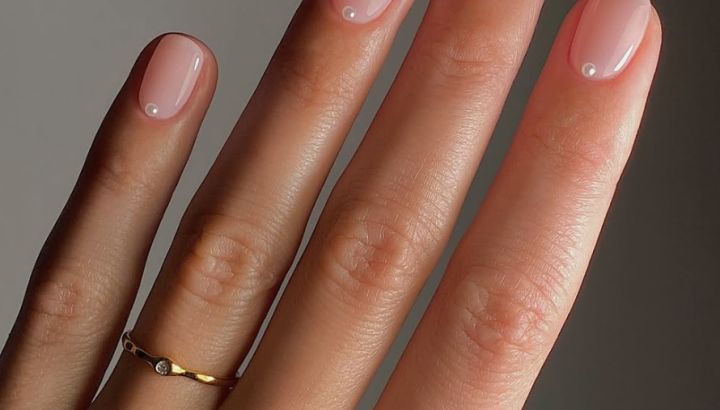 Uñas lipgloss: la manicura elegante del verano europeo que llegará a la Argentina