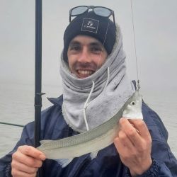 Toda la atención está puesta en el pejerrey. Solo aparecen burriquetas, mientras que el bagre de mar todavía no bajó y las corvinas permanecen ausentes. También se registran capturas de peritas, especialmente pescando anclados con camarón y anzuelos pequeños.