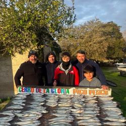 Toda la atención está puesta en el pejerrey. Solo aparecen burriquetas, mientras que el bagre de mar todavía no bajó y las corvinas permanecen ausentes. También se registran capturas de peritas, especialmente pescando anclados con camarón y anzuelos pequeños.
