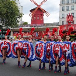 Bailarinas del Moulin Rouge interpretan el cancán a lo largo del recorrido de la carrera antes de la 21.ª etapa de la 113.ª edición del Tour de Francia, una prueba ciclista de 88,7 km con salida y llegada en París. | Foto:KENZO TRIBOUILLARD / AFP