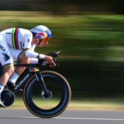 El ciclista belga Remco Evenepoel, del equipo Red Bull - BORA - hansgrohe, pedalea durante la 16.ª etapa de la 113.ª edición del Tour de Francia, una contrarreloj de 26,1 km entre Évian-les-Bains y Thonon-les-Bains en los Alpes franceses. | Foto:ANNE-CHRISTINE POUJOULAT / AFP