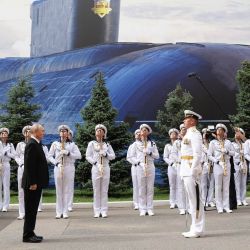 En esta fotografía distribuida por la agencia estatal rusa Sputnik, el presidente de Rusia, Vladimir Putin (izquierda), asiste a una ceremonia para conmemorar el Día de la Armada en el Almirantazgo principal de San Petersburgo. | Foto:Vyacheslav Prokofyev / POOL / AFP