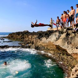 Imagen de personas sumergiéndose en el mar mientras el país experimenta una ola de calor en la isla Zireh frente a la costa de Sidón, Líbano. | Foto:Xinhua/Ali Hashisho