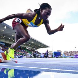 La ugandesa Mauren Akiiki Banura compite en la primera serie de los 400 metros femeninos durante la prueba de atletismo en el estadio Scotstoun de Glasgow, en el quinto día de los Juegos de la Commonwealth en Glasgow, Escocia. | Foto:Ben Stansall / AFP