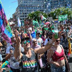 Los participantes bailan bajo burbujas durante el desfile del Día de Christopher Street (CSD) cerca de la plaza Potsdamer Platz en Berlín. Durante el desfile de este año, que se celebró bajo el lema "Tomar postura está de moda", varios grupos se manifestaron en apoyo de la diversidad, los derechos humanos y la protección de las minorías. | Foto:RALF HIRSCHBERGER / AFP
