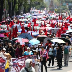 Personas participantes en una protesta para exigir el fin del bloqueo de Estados Unidos contra Cuba, en la Ciudad de México, capital de México. | Foto:Xinhua/Francisco Cañedo